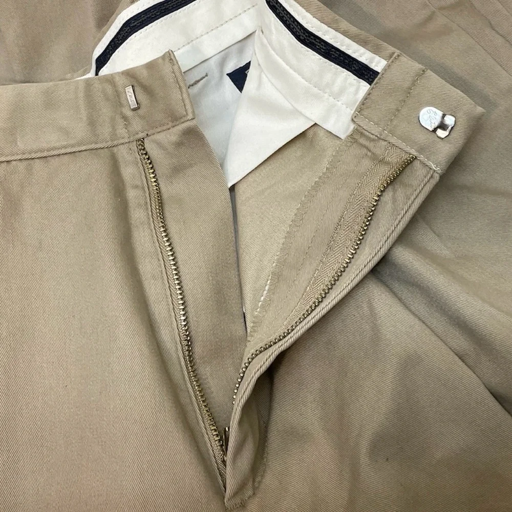 DOCKERS Men’s Khaki with Stain Defender Classic Fit Trousers Size‎ 33” x 34” NWT